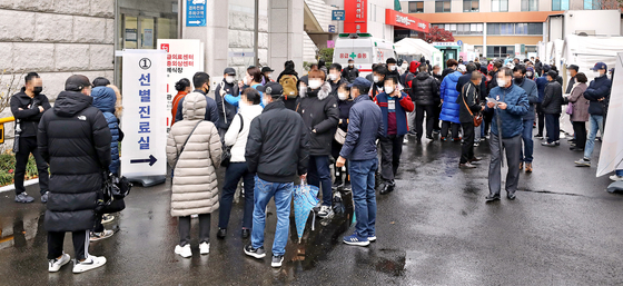  22일 오전 서울 중구 국립중앙의료원 코로나19 선별진료소에서 시민들이 줄지어 검사를 기다리고 있다. 뉴시스