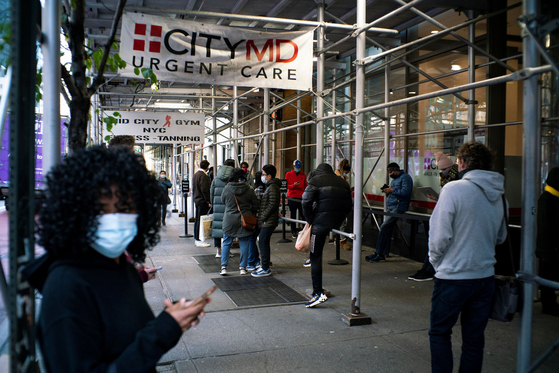 Citizens lined up from afar to undergo corona tests in New York on the 20th. [로이터=연합뉴스]