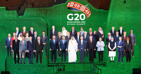 A composite group photo of the leaders of 20 major countries, including President Moon Jae-in, posted on the G20 Summit home page.  The G20 Summit will be held for two days until the 22nd with the theme 'Realizing 21st Century Opportunities for All' and will be held on video due to Corona 19. The presidency is Saudi Arabia.  Yunhap news