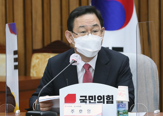 When 15 members of the People's Power with regional districts in the KP initiated the New Gadeokdo Airport Special Law, Ho-Young Joo, the National Power Officer, strongly reprimanded the party members who proposed the special law without consulting with the leadership. of the party at the countermeasures meeting at the hospital on the 20th. The passport is 