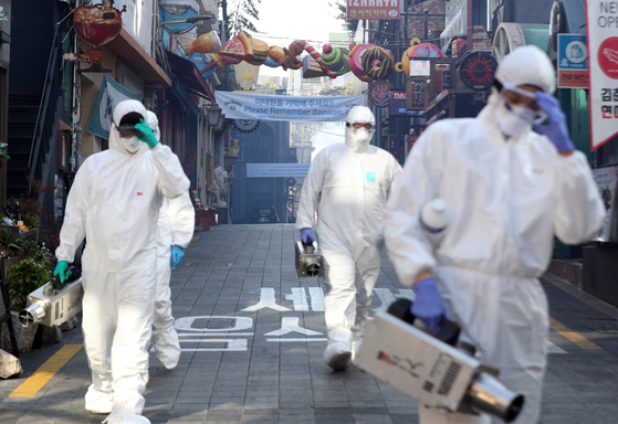 On the morning of October 29, at Itaewon World Food Street in Yongsan-gu, Seoul, officials from the Yongsan-gu office are working in quarantine to prevent the spread of the new coronavirus infection (Corona 19).  Yongsan-gu announced that it will implement special quarantine measures for the high-risk corona19 facilities in Itaewon starting on the 26th before the next Halloween Day.  News 1