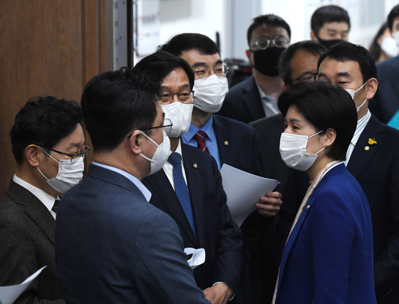 Baek Hye-ryeon, secretary of the Democratic Party Judicial Committee, talks to members of the Democratic Party judicial committee and their fellow legislators before a press conference on the loss of the recommendation of the Candidate of the Republic of Korea in the Hall of Seoul Yeouido National Assembly communication on the morning of 19. Reporter Oh Jong-taek