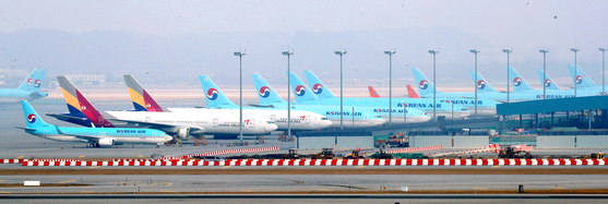 인천국제공항 전망대에서 바라본 계류장에 대한항공과 아시아나항공 여객기 모습. 뉴시스