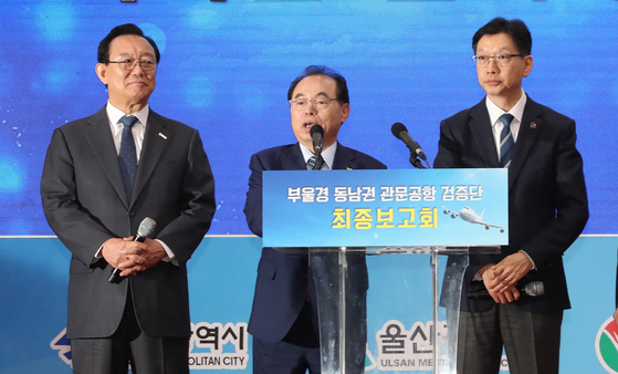 Booul-gyeong, the head of the Minjoo-dong metropolitan government, started the verification of the new Gimhae airport in September 2018, and after that, he even announced a public appeal (last March).  In response to these requests, in December last year, then-Prime Minister Lee Nak-yeon (currently a representative of the Democratic Party) launched a verification committee under the Prime Minister's Office.  From the left, Song Cheol-ho, Ulsan Market, Ogeodon Busan Market and Kim Gyeong-soo Gyeongnam Branch.  Reporter Song Bong-geun