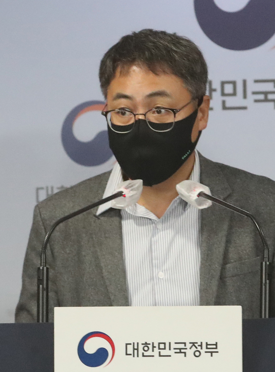 Lee Byung-nam, Head of Personal Information Protection Policy of the Personal Information Protection Committee, explains the establishment of the Basic Personal Information Protection Plan at the Seoul Government Complex meeting room in Jongno-gu, Seoul , on the morning of 24. [뉴시스]