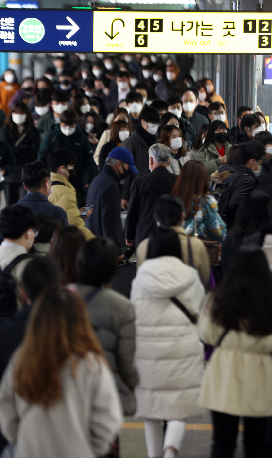 On the morning of the 24th, the second phase of social distancing was applied in the metropolitan area due to the spread of a new coronavirus infection (Corona 19), citizens move with masks on their way to work at the Sindorim station in Guro -gu, Seoul.  News 1