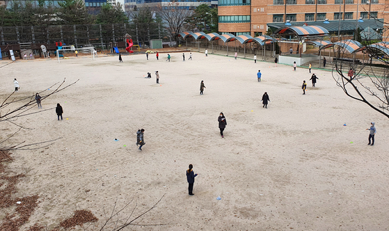 Physical education class at an elementary school in Seoul on the 24th. Perhaps due to COVID-19 prevention rules, students are taking a jump rope test away from each other.  Reporter Kang Jung-hyun