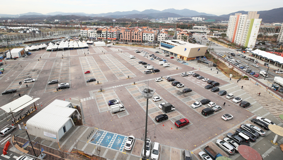 The popular moran oil market in Seongnam-si, Gyeonggi-do, which was closed in accordance with the second stage of social distancing due to the spread of Corona 19, is empty on the morning of the 24th. Yunhap news