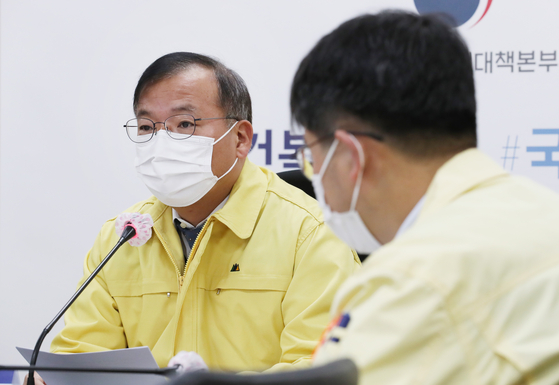 The first general coordinator of the Central Headquarters for Disasters and Security Countermeasures (left) of the Central Headquarters for Disasters and Security Countermeasures of theft chaired a meeting of the Central Central for Disasters and Security Countermeasures in response to the new coronavirus infection (Crown 19) held at the Sejong Government Complex in Sejong City on the morning of the 24th. Have.  Yunhap news