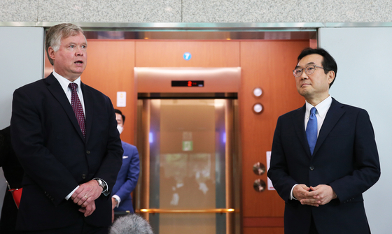 Lee Do-hoon, head of the Korean Peninsula Peace Negotiation Headquarters (right), and Stephen Biegan, United States Assistant Secretary of State and Special Representative for North Korea Policy, are holding a conference of press after meeting at the Seoul Foreign Ministry Office on the morning of the 8th. [사진공동취재단]