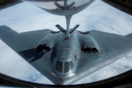 A US Air Force B-2 stealth bomber is receiving aerial refueling from a British Air Force aerial tanker. [미 공군]