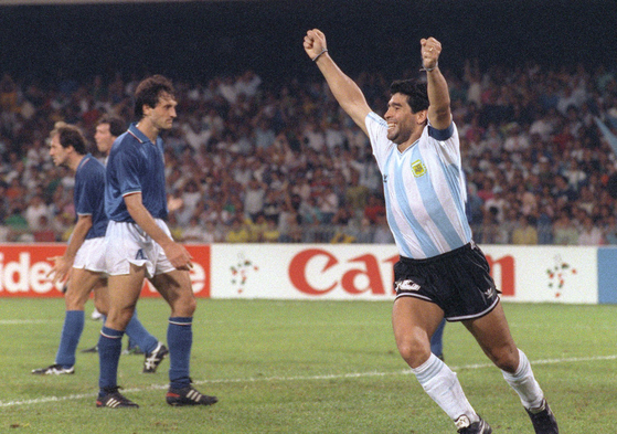 1990년 이탈리아 월드컵 4강에서 이탈리아를 무너뜨린 뒤 환호하는 마라도나. [AFP=연합뉴스]