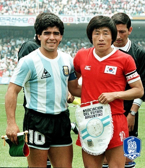 1986년 월드컵 당시 아르헨티나 마라도나(왼쪽)와 한국 박창선(오른쪽). [사진 대한축구협회]