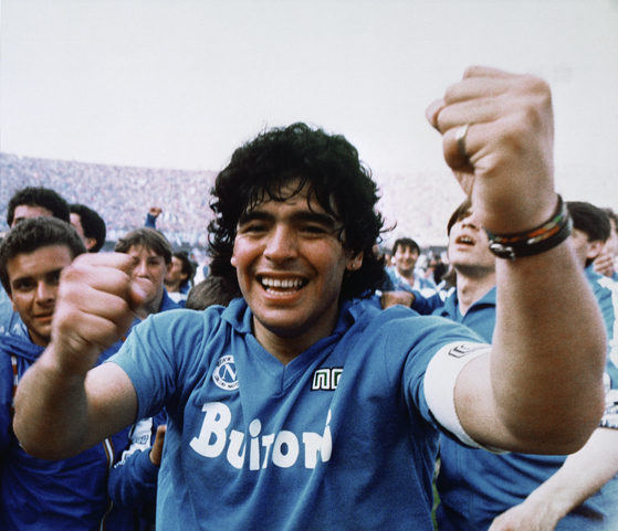 1987년 나폴리의 이탈리아 세리에A 우승을 이끈 뒤 환호하는 마라도나. [AP=연합뉴스]