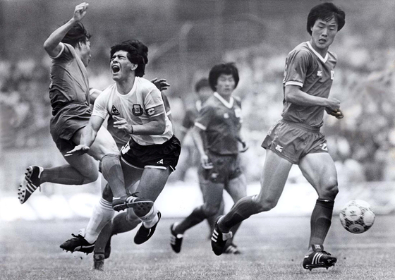 1986 멕시코 월드컵 한국전에서 허정무의 거친 파울에 쓰러지는 마라도나(왼쪽 두 번째). [로이터=연합뉴스]