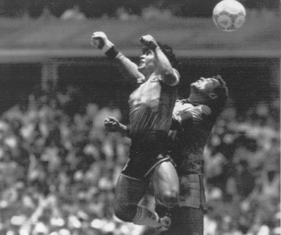  디에고 마라도나에게 '신의 손'이라는 별명을 안긴 1986 월드컵 잉글랜드전. [AP=연합뉴스]