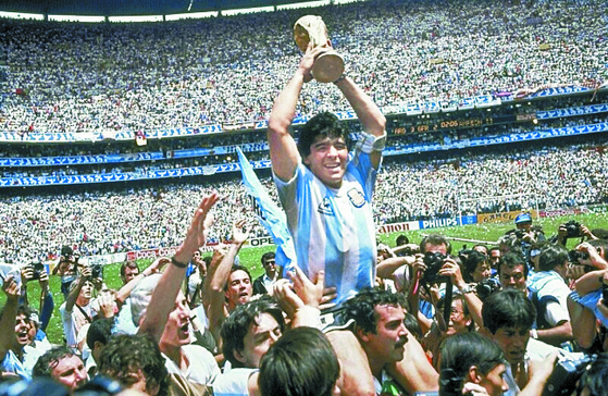 디에고 마라도나가 1986년 멕시코 월드컵에서 우승컵을 들어올리고 있다. [AP=연합뉴스]