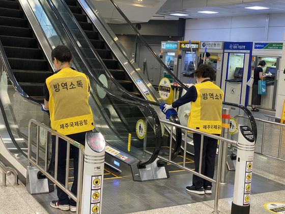 Employees at Jeju International Airport are conducting quarantine activities to prevent the spread of Corona 19. Reporter Choongil Choi