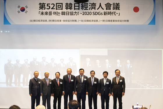 On the afternoon of the 27th, participants will take commemorative photos at the 51st Korea-Japan Entrepreneurs Conference held at the JW Marriott Hotel Seoul in Seocho-gu, Seoul.  From the right, Seok-Hyun Hong, Chairman of JoongAng Holdings, Ki-Young Park, Vice Minister of Commerce, Ministry of Commerce, Industry and Energy, Yoon Kim, Chairman of the Korea-Japan Economic Association, and Chairman of Lotte Group, Shin Dong-bin.  Reporter Jang Jin-young