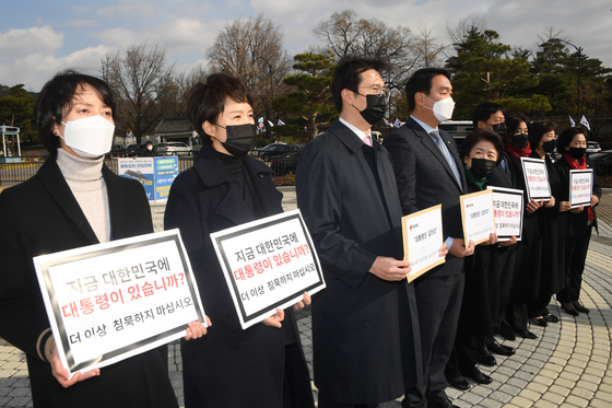 The first members of the People's Power are protesting in front of the Blue House on the afternoon of the 27th with a protest questionnaire and hand pickets to be delivered to President Moon Jae-in.  Central photo