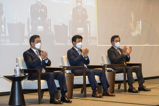 On the afternoon of the 27th, a meeting of Korean-Japanese businessmen was held at the JW Marriott Hotel Seoul in Seocho-gu, Seoul.  Hong Seok-hyun (right), president of JoongAng Holdings, Park Ki-young (center), vice minister of Commerce, Industry and Energy, and Yoon Kim (left), president of the Korea-Japan Association, applaud the presentation of the guests .  Reporter Jang Jin-young