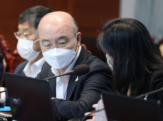 Kim Jo-won, the former head of the Blue House, Min Jeong-suk (left), is in conversation with Kim Oe-sook, Director of Personnel, at a meeting of the chief and advisers held at the Blue House on the afternoon of 20. Yunhap news.