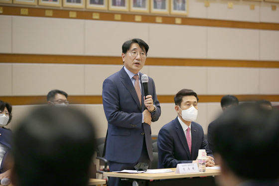 Jeon Woo-Heon, Deputy Governor for Economic Affairs of Gyeongbuk-do, salutes at the resolution meeting of the 'Gyeongbuk Promotion Committee of the Multipurpose Radiation Light Accelerator' held at Pohang City Hall in Gyeongbuk last April.  Yunhap news.