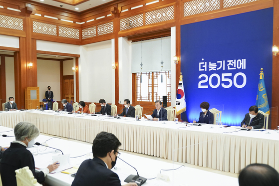 President Moon Jae-in is speaking at the 2050 Carbon Neutral Inter-ministerial Strategic Meeting that was held at the Blue House on the 27th. [청와대사진기자단]