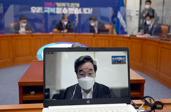 Lee Nak-yeon, representative of the Democratic Party, attends the Supreme Council meeting held at the National Assembly in Yeouido, Seoul, on the morning of the 27th and is talking to everyone.  Newsis