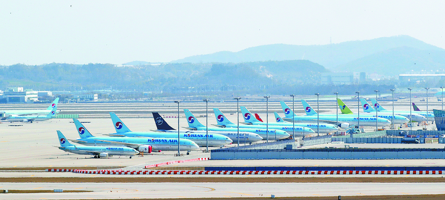 The planes that lost their seats in the aftermath of the 19 Crown are lining up at the Incheon airport booth. [뉴스 1]