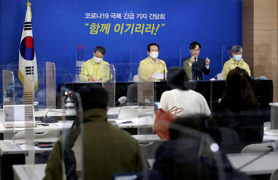 From the left of the photo, Health and Welfare Minister Park Neung-hoo, Prime Minister Jeong Sye-gyun, sign language interpreter, and the Center for Disease Control and Prevention Chung Eun-kyung.  News 1