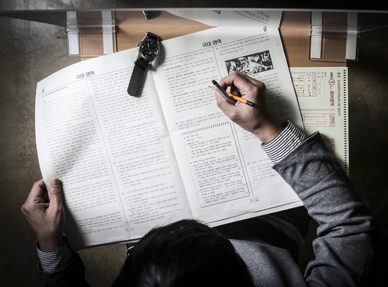 A desk with a detection screen for the SAT to block drops of Corona 19, which will be used for the 2021 College Aptitude Test. Reporter Kim Kyung-rok