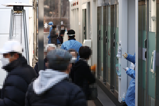 Citizens who visited the Seocho-gu public health center screening clinic on the 26th are waiting for the Corona 19 test. Yunhap news