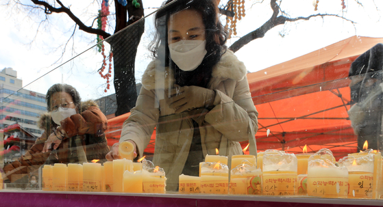 On the 29th, four days before the 2021 college entrance exam, a test taker's parents are lighting a candle at Jogyesa Temple in Jongno-gu, Seoul, praying for safety and high scores amid the new infection by coronavirus (Corona 19).  News 1