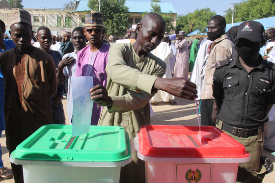 On the 28th, a Nigerian inserts a ballot.  AFP = Yonhap News