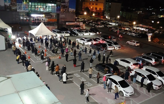 충북 제천에서 '김장모임 발' 신종 코로나바이러스 감염증(코로나19)이 확산하자 선별진료소에 야간까지 진단검사를 받으려는 시민들이 몰리고 있다. 연합뉴스