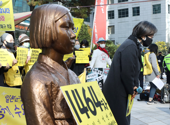 4일 서울 종로구 옛 일본대사관 앞에서 제1464차 일본군성노예제 문제해결을 위한 정기 수요시위 기자회견이 열리고 있다.