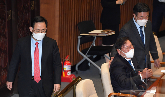 Ho-young Joo (left) returns to his seat after having a conversation with Democratic Party leader Kim Tae-nyeon (center) and Chairman of the Judiciary Yoon Ho-jung in the main assembly hall of the Yeouido National Assembly in Seoul on the afternoon of the 1st. Reporter Oh Jong-taek