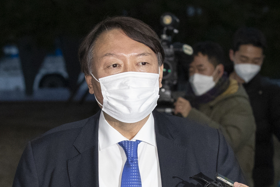 Attorney General Yoon Seok-yeol arrives to work at the Supreme Prosecutor's Office in Seocho-gu, Seoul, on the afternoon of the 1st to reveal his position.  Reporter Lim Hyun-dong