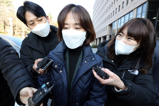 윤석열 검찰총장에 대한 징계 심의 전날인 1일 오후 경기 과천 정부과천청사에서 열린 법무부 감찰위원회 회의에 참석해 의견진술을 마친 박은정 감찰담당관이 점심식사를 위해 법무부 청사를 나서고 있다.김경록 기자