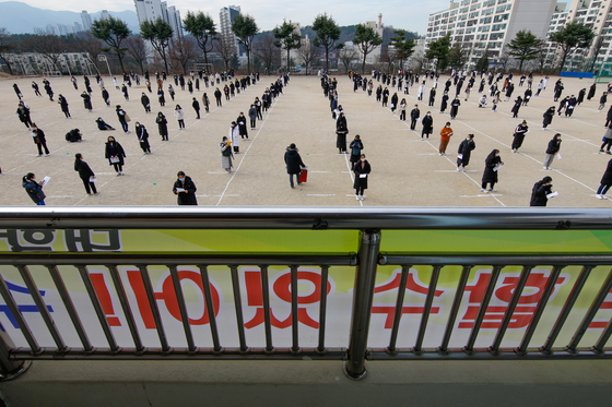 On the afternoon of day 2, the preliminary call for the 2021 College Academic Aptitude Test, examinees are listening to precautions at Jeonghwa Girls' High School in Suseong-gu, Daegu.  Newsis.