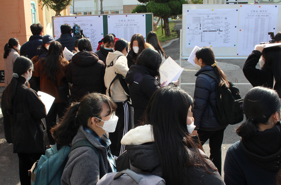 Preliminary calls were held at each testing center on the second day before the College Academic Aptitude Test, and this afternoon, the Jeju Girls' High School candidates are checking the testing room.  Newsis.