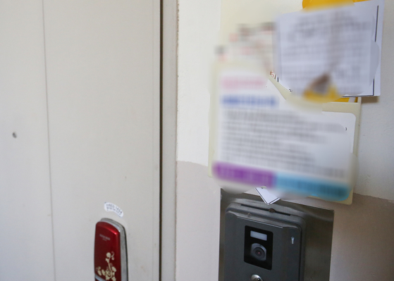 A house in Yeosu city, Jeollanam-do, visited on day 1, is full of notices informing them of the receipt of the mail.  Freelancer Jeongpil Jang