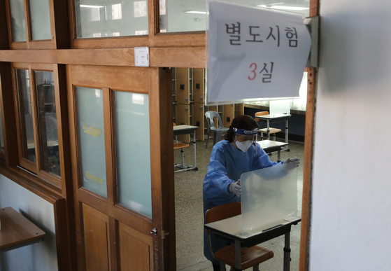 대학수학능력시험을 앞두고 11월 30일 오전 부산진구 부산진고등학교에서 한 교사가 시험 당일 발열 등 유증상 학생들을 위한 별도시험실을 점검하고 있다. 송봉근 기자