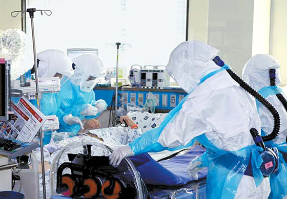 Medical staff are treating seriously ill patients in the negative pressure intensive care unit at Kyungpook National University Hospital.  Photo courtesy of Daegu Metropolitan City