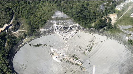     The Arrecibo radio telescope collapsed [AP=연합뉴스]