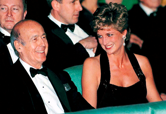 Former French President Valery Giscar Destin spoke with Diana, wife of Prince Charles of England, at a dinner performance held at the Palace of Versailles in November 1994. [로이터=연합뉴스]