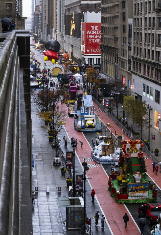 On the 26th of last month (local time) on Thanksgiving Day, an annual march was held near the Empire State Building in New York, USA, but the aftermath of Corona 19 did not pack the crowd. [AP=연합뉴스]