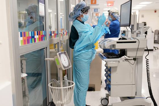 On October 28, at a hospital in New York, USA, medical personnel wear personal protective equipment (PPE) for patient examination. [AP=연합뉴스]