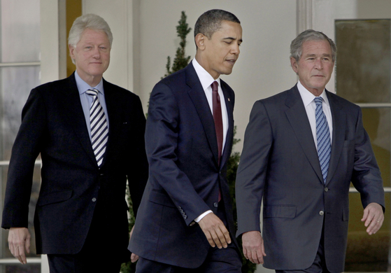 From left to right, former US President Bill Clinton, former President Barack Obama and former President George W. Bush. [AP=연합뉴스] 